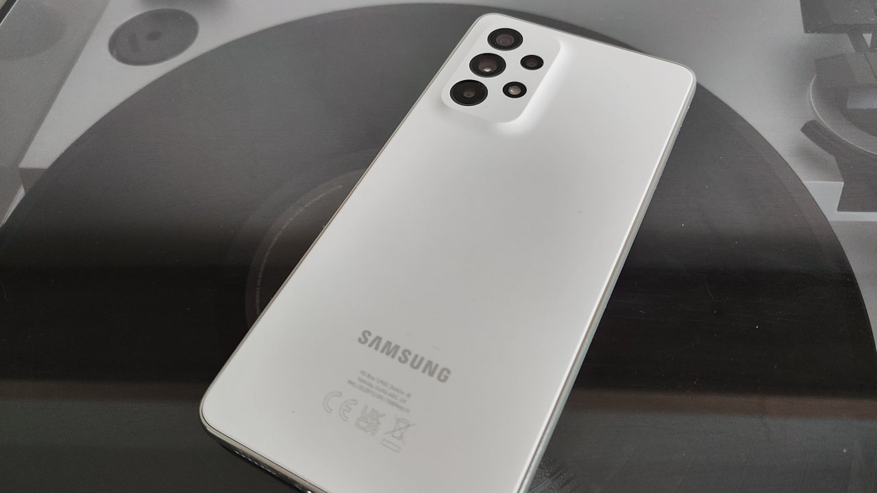 Galaxy A53 5G od Samsungu pøedstavuje mírný pokrok v mezích zákona a možná i krùèek zpìt.