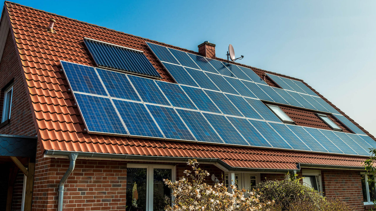 Solární panely se mají v Èesku stále èastìji objevovat na støechách domù.