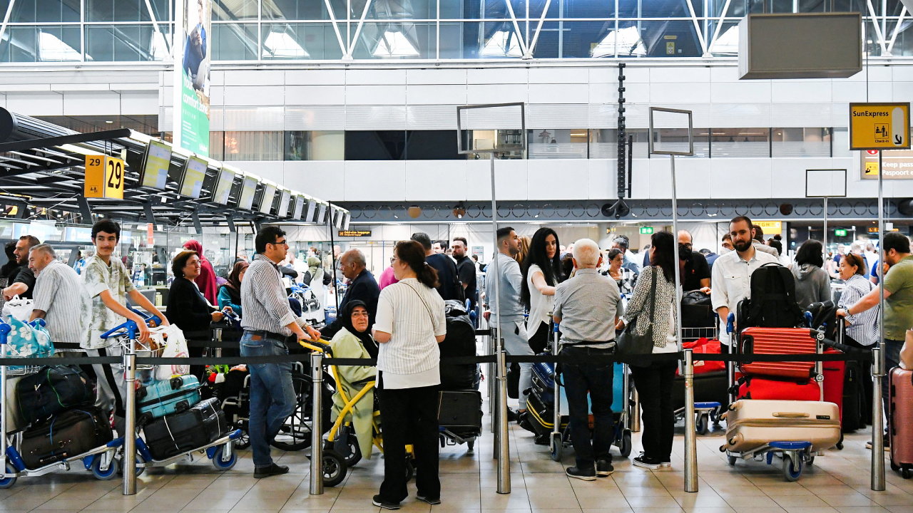 People wait in lines at Schiphol Airport in Amsterdam, Netherlands June 16, 2022. REUTERS/Piroschka van de Wouw