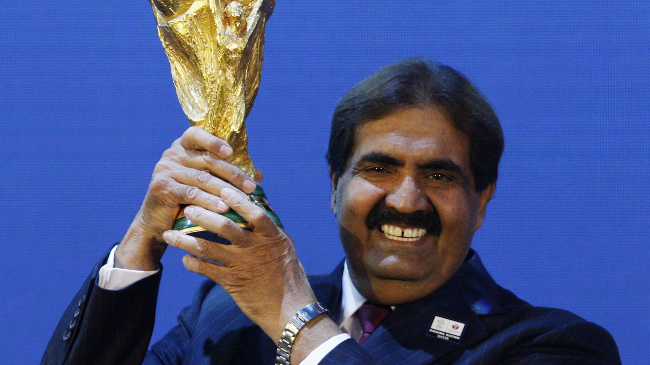Katarský emír Hamad bin Chalífa al-Sání, otec souèasného vládce, v prosinci 2010 zvedl trofej pro vítìze mistrovství svìta ve fotbale po oznámení, že jeho zemì bude mistrovství poøádat roku 2022.