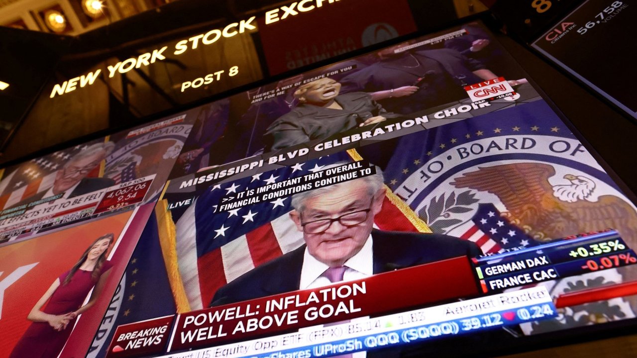 Pøedseda Federálního rezervního systému Jerome Powell pøi oznámení úrokových sazeb na obrazovce na newyorské burze (NYSE) v New Yorku.