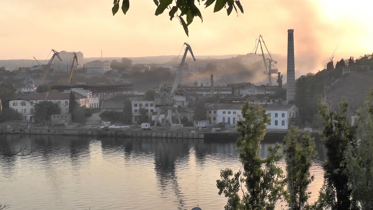 Sevastopol, lodnice, zsah ukrajinskou raketou