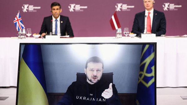 Velitelé odmítají rozkazy k útokům a spojenci ho nechali bez prostředků nutných k vítězství. Zelenskyj se cítí zrazen