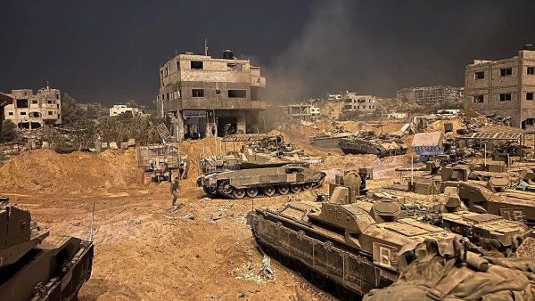 Izraelští vojáci obklíčili město Gaza. Vrátí se domů v černých pytlích, vyhrožuje Hamás