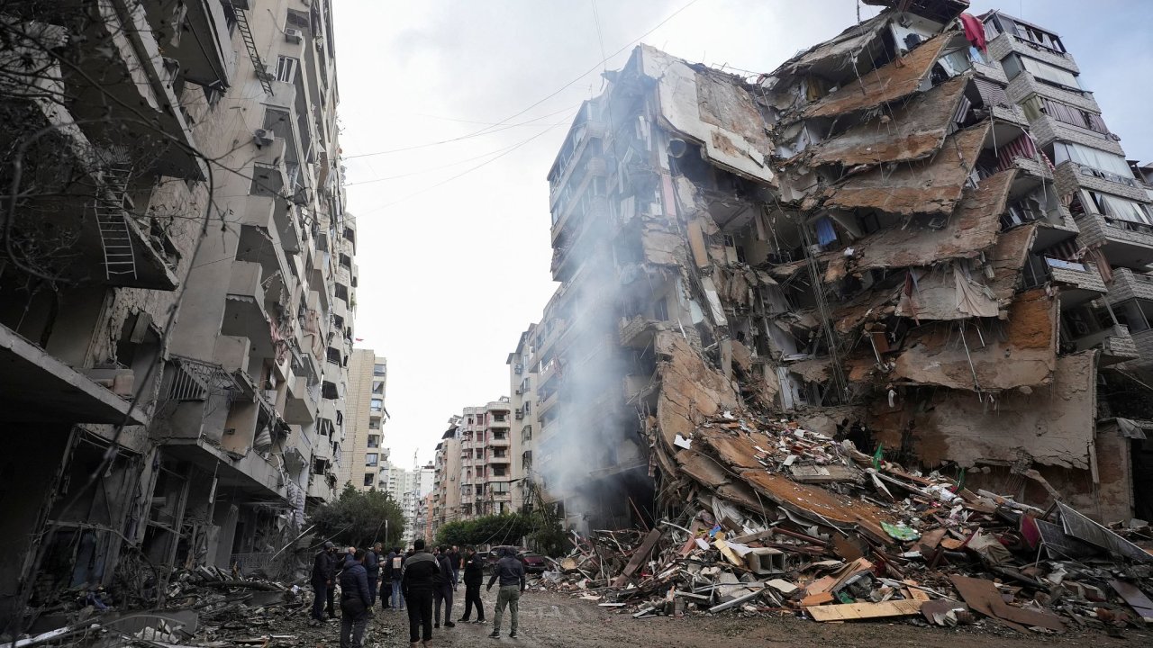 Nsledky izraelskch der na jin pedmst Bejrtu, Libanon.