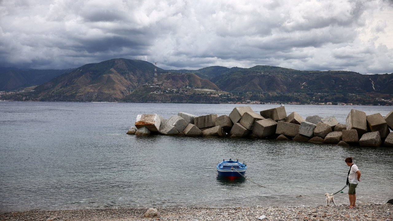 ena ven psa na pobe Siclie na dohled od beh Kalbrie. Prv zde m podle pln nov most vzniknout.