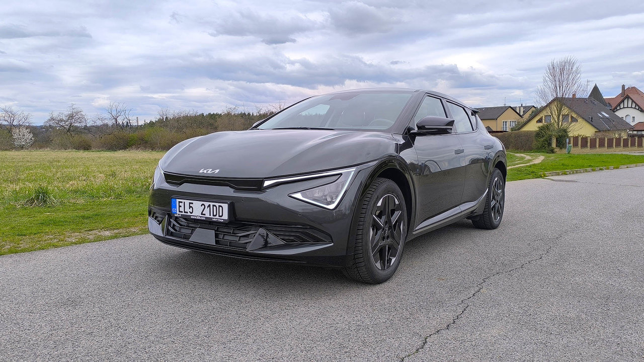 Kia EV6 pat k elektromobilm, kter si pro jejich specifick tvar na silnici nikdo nesplete. Po faceliftu vypad jet exotitji ne ped nm, za co vd nov pdi s rozeklanmi svtlomety.