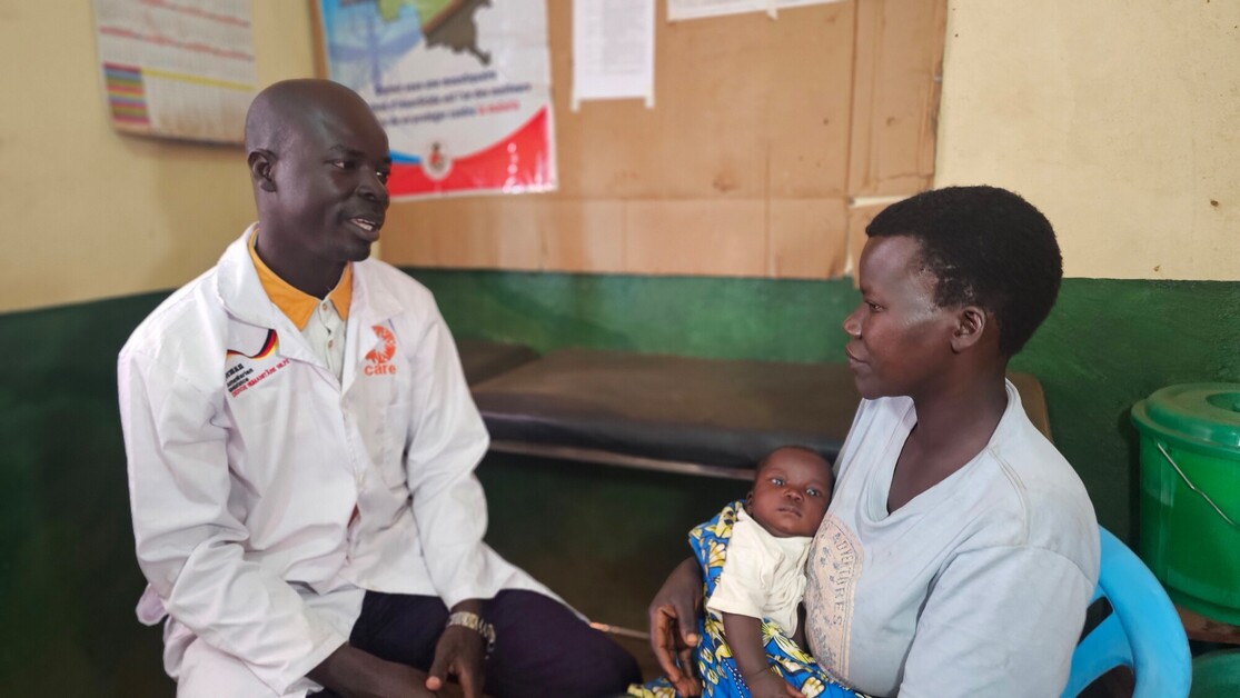 Chantal s tmsn dcerou Dorcas ve zdravotnm stedisku podpodovanm CARE s lkaem Emmanuelem.