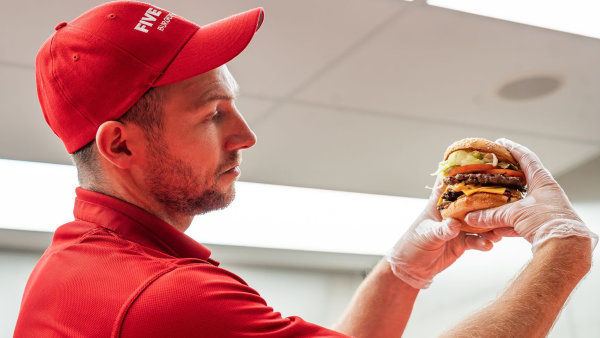 Five Guys a ti další. Česko loni přilákalo 40 nových zahraničních značek, kdo na trh vstoupí letos?