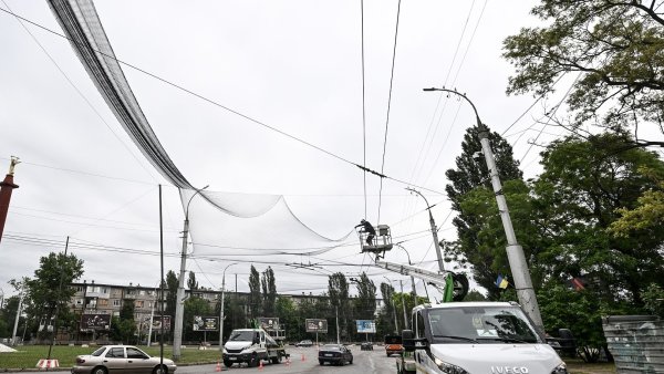 Pracovn�k m�stsk� spr�vy m�sta Chersonu instaluje s� proti dron�m.