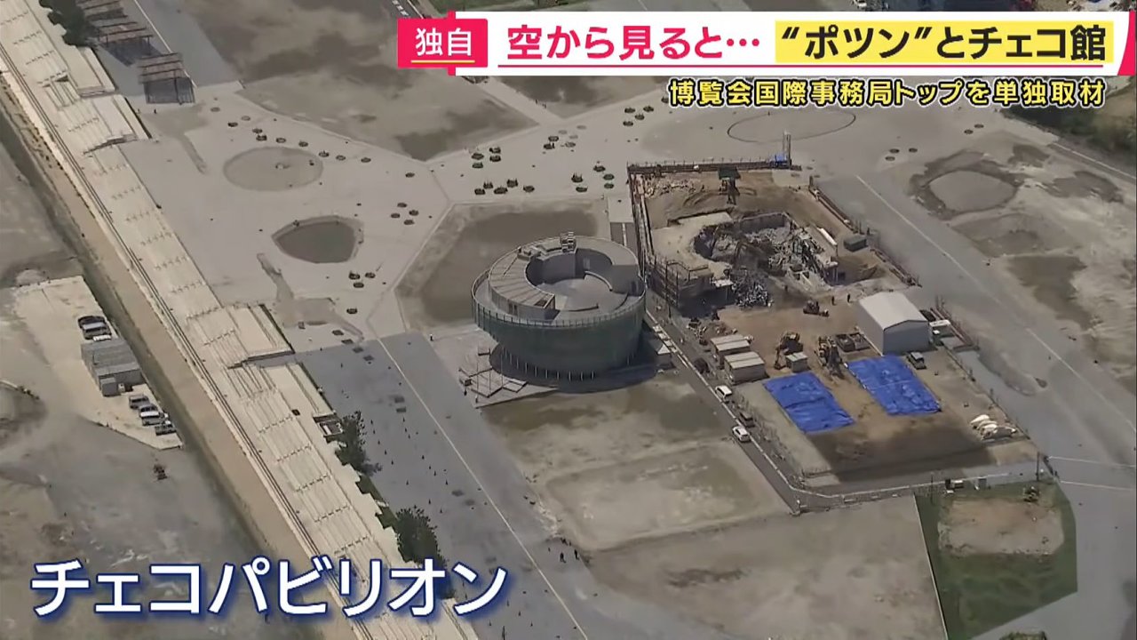 Záběr jedné z japonských televizí na prázdné výstaviště s jediným...