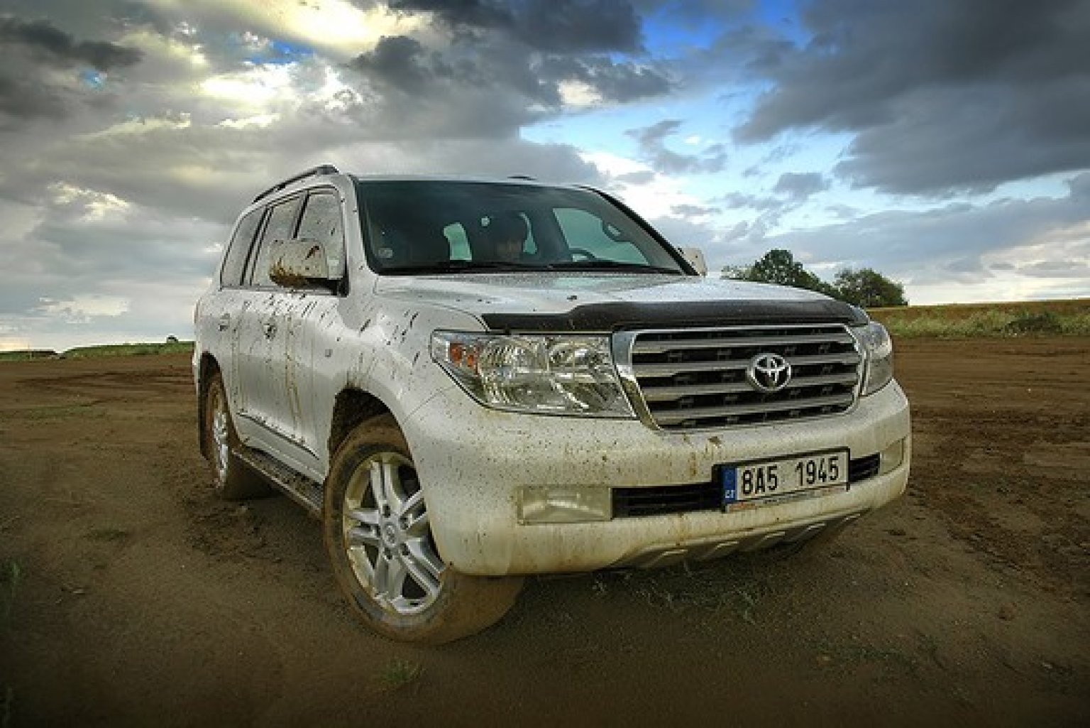 957449828_toyota_land_cruiser_16_550x367_.jpg