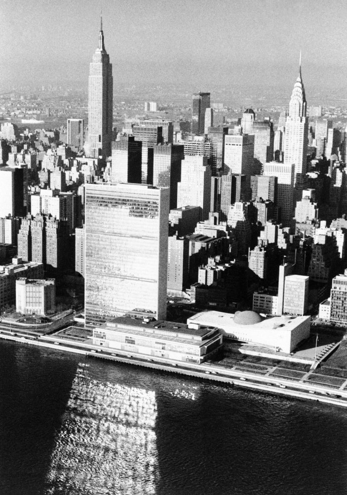 Dílo architekta Oscara Niemeyera. Sekretariát OSN v New Yorku, na kterém spolupracoval například s Le Corbusierem.