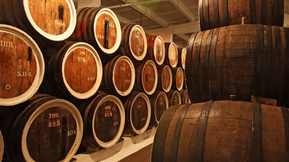 Zatímco jih Francie ukládal víno do džbánù, v Cognacu už kultivovali výrobu sudù. Pálence z hroznù pak daly nový rozmìr.