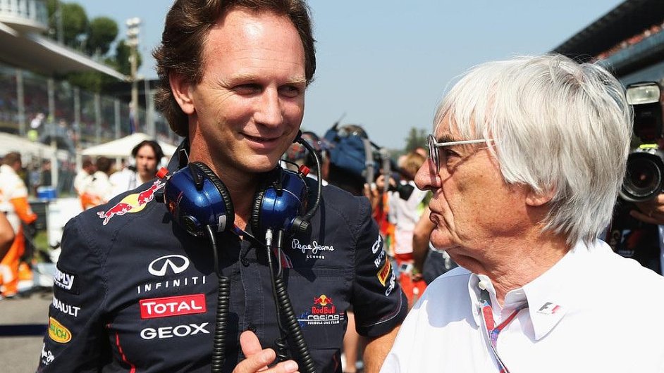 Bernie Ecclestone (vpravo) debatuje s Christianem Hornerem z Red Bullu