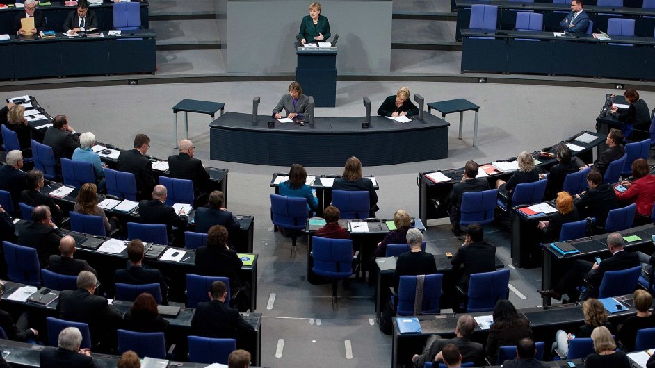 Angela Merkelov na zasedn Bundestagu.