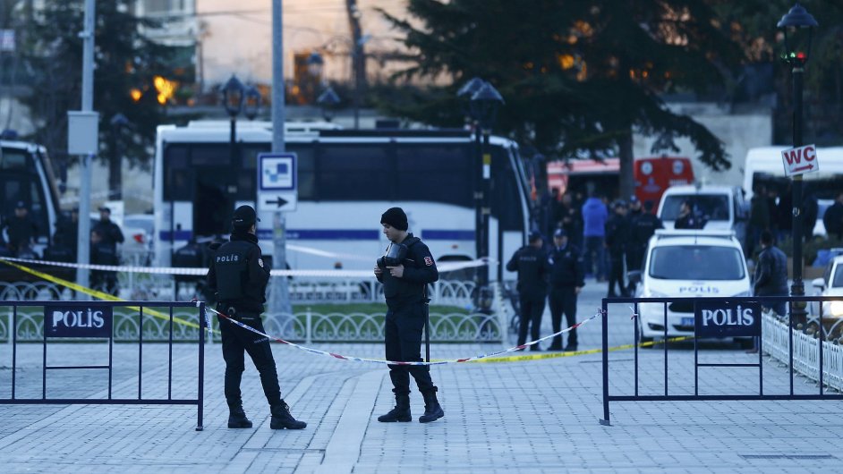 Turet policist zajiuj msto, kde v Istanbulu dolo k explozi.