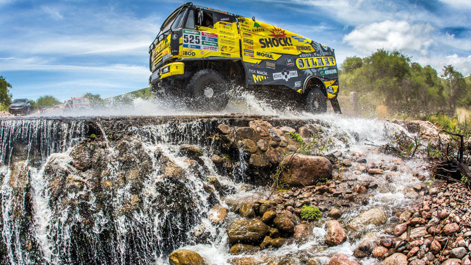 Martin Mack s kamionem Liaz pejd brod na trati druh etapy leton Rallye Dakar mezi msty Villa Carlos Paz a Termas de Ro Hondo.