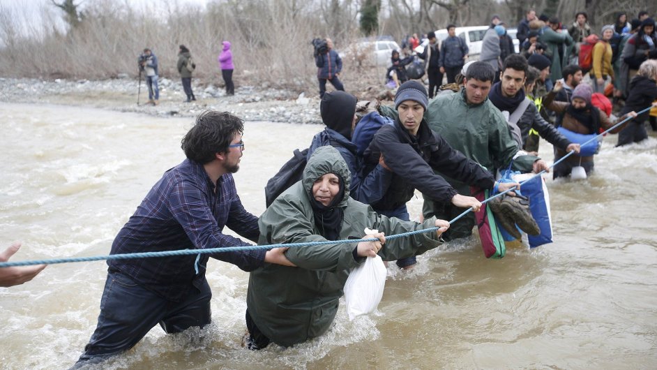 Migranti se z ecka do Makedonie sna dostat i pes rozbouenou eku. Nkolik z nich se utopilo.