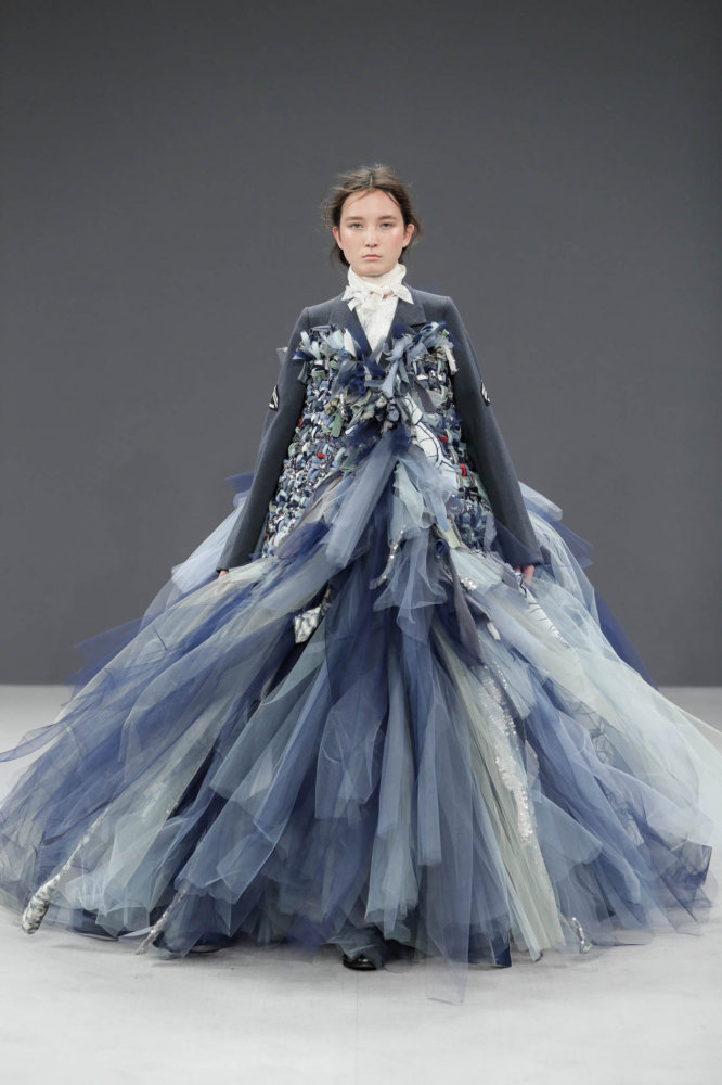 Designéři v červenci v Paříži ukázali samotnou podstatu haute couture v novém světle. Designéři v červenci v Paříži ukázali samotnou podstatu haute couture v novém světle.