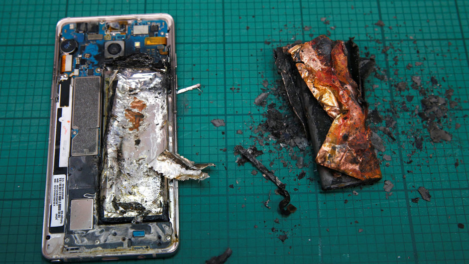 Majitelm Samsungu Galaxy Note 7 hrozilo, e mobil vzplane.