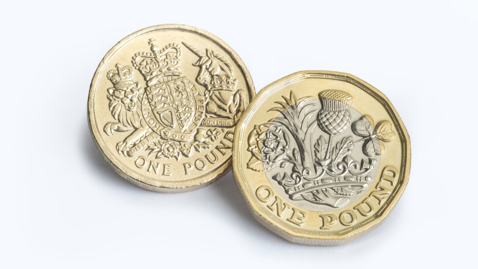 Stará (vlevo) a nová jednolibrová mince.