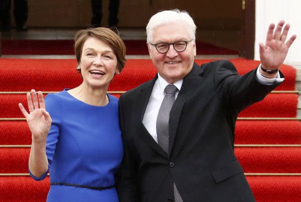 Nov&yacute; n�meck&yacute; prezident Frank-Walter Steinmeier se svoj&iacute; �enou Elke Buedenbenderovou.
