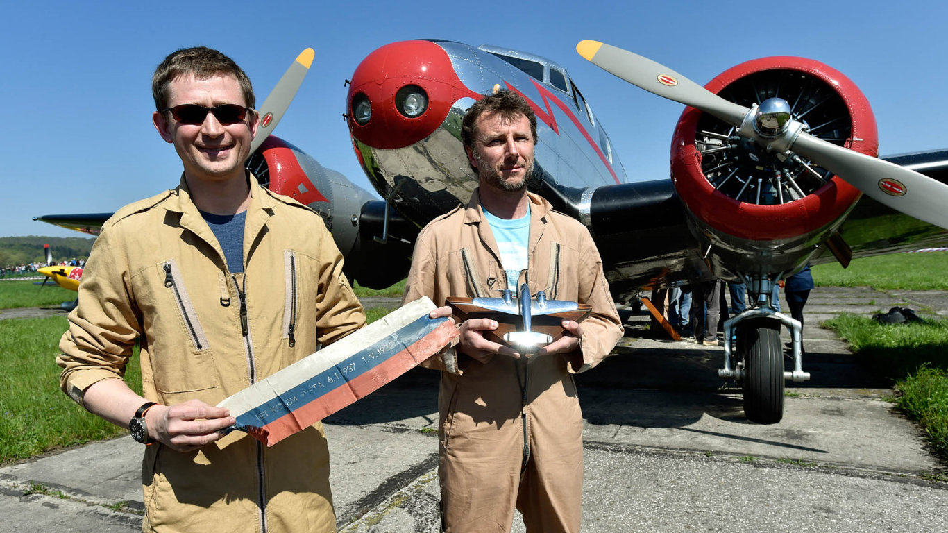 Jednm zedvou pilot, kte stroj pi cest doOtrokovic dili, byl bratr Ivo Lukaovie Nikola (vpravo).