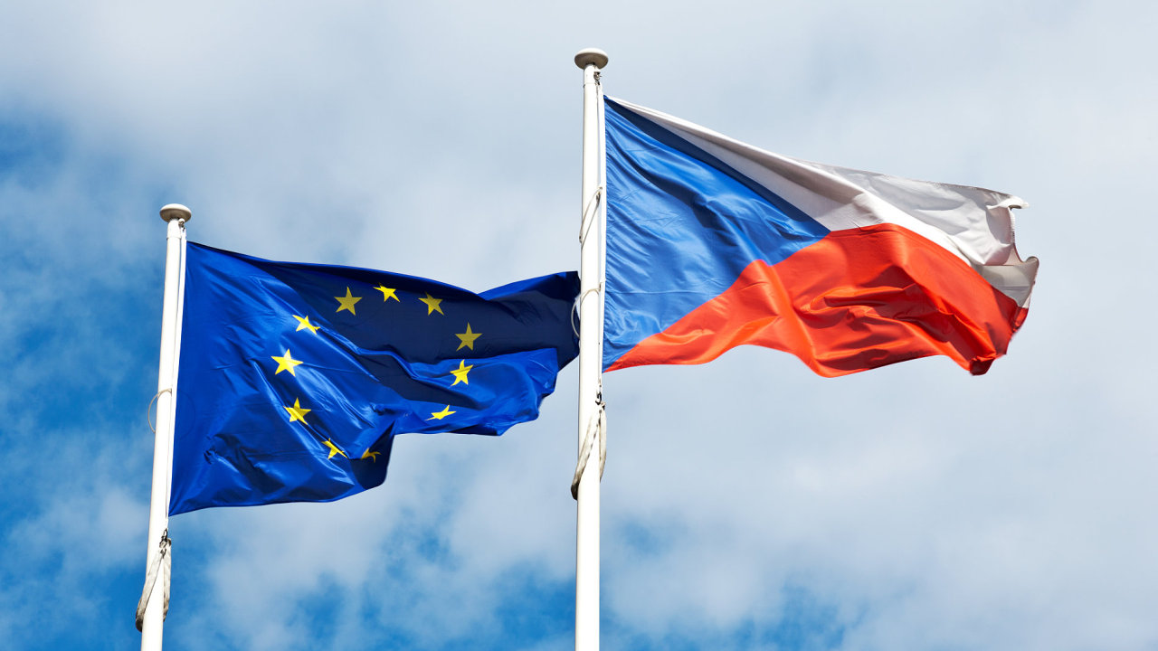 Česká a evropská vlajka - Ilustrační foto,