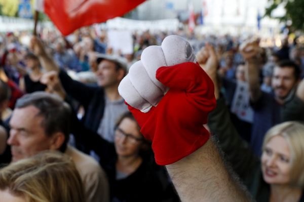 Lidé v centru Varšavy protestovali proti kontroverzním soudním reformám.