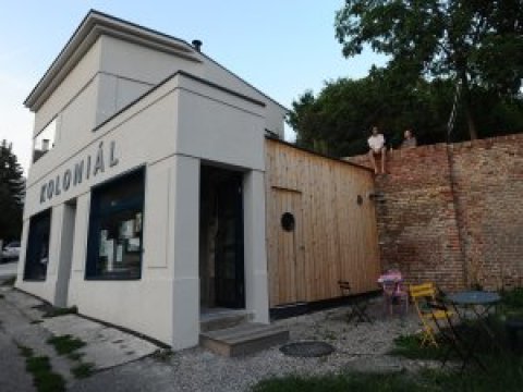 Budova bývalého koloniálu byla vhodně rekonstruována a dostavěna podle návrhu Lennox architektů, bezprostřední okolí na změny ve formě stíněných dřevěných palub čeká.