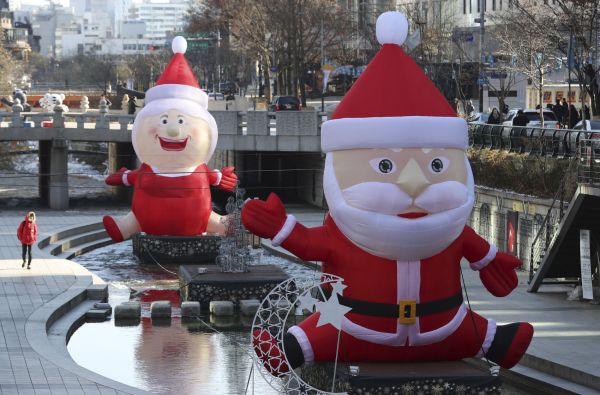 Ob�&iacute; Santa Clausov&eacute; jsou k vid�n&iacute; v ulic&iacute;ch hlavn&iacute;ho m�sta korejsk&eacute;ho Soulu. Jsou sou�&aacute;st&iacute; tradi�n&iacute;ho v&aacute;no�n&iacute;ho festivalu, kter&yacute; se ve m�st� kon&aacute; od 9. prosince do 2. ledna.