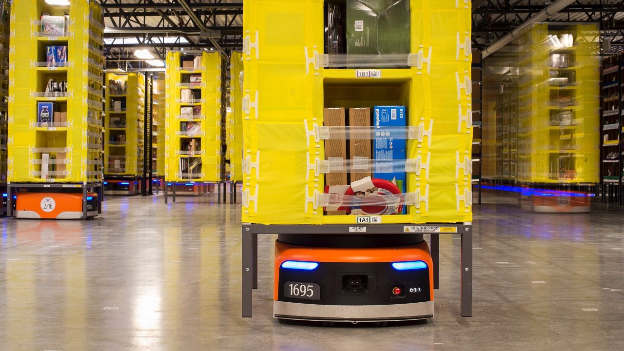 Amazon provozuje ve svých distribuèních centrech desítky tisíc pøepravních robotù.