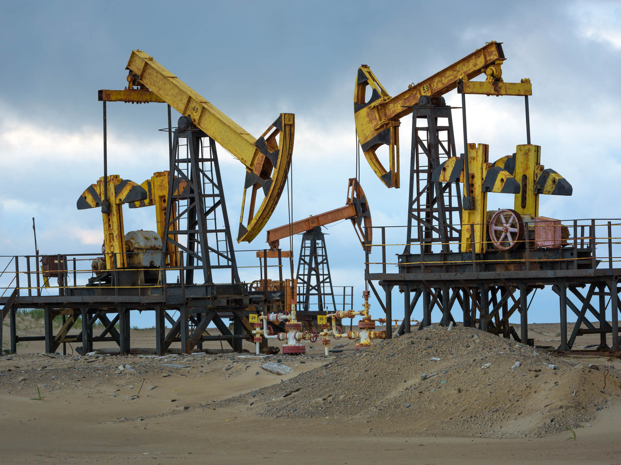 Добыча нефти. Рабочий на месторождении. Геолог в нефтегазовой отрасли. Предприятия по добыче нефти и газа. Современная промышленность.