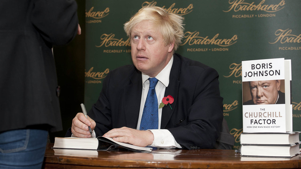 Nevyužitá inspirace Churchillem. Boris Johnson sepsal životopis významného britského státníka, z jeho øešení složité situace na zaèátku války s Hitlerem si ale ponauèení nevzal.
