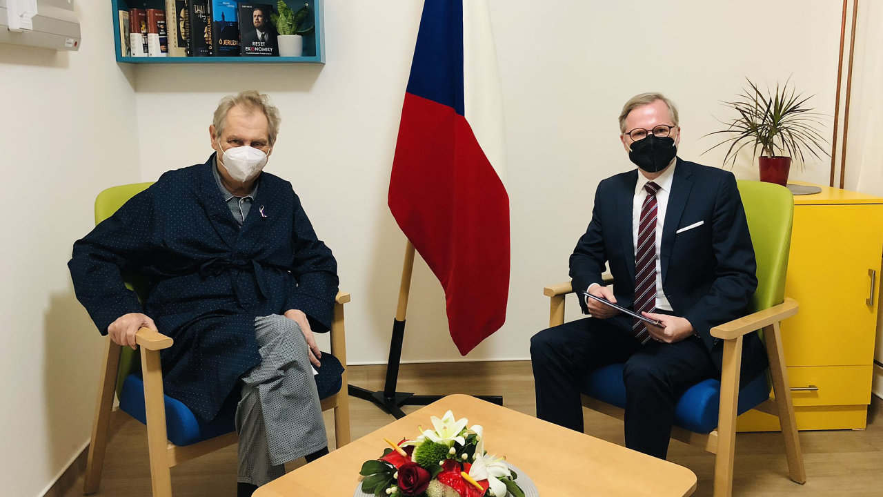 Pøedseda ODS a kandidát na premiéra Petr Fiala (vpravo) navštívil prezidenta Miloše Zemana 17. listopadu 2021 v Ústøední vojenské nemocnici v Praze 