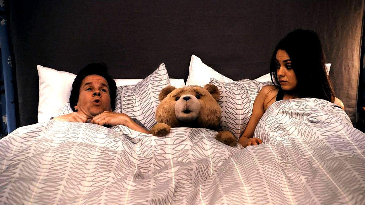 Plyk Ted s protagonisty filmu Markem Wahlbergem a Milou Kunisovou.