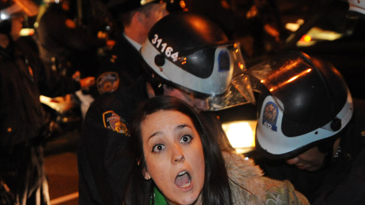 Policie zatk leny hnut Occupy Wall Street pi demonstraci v New Yorku