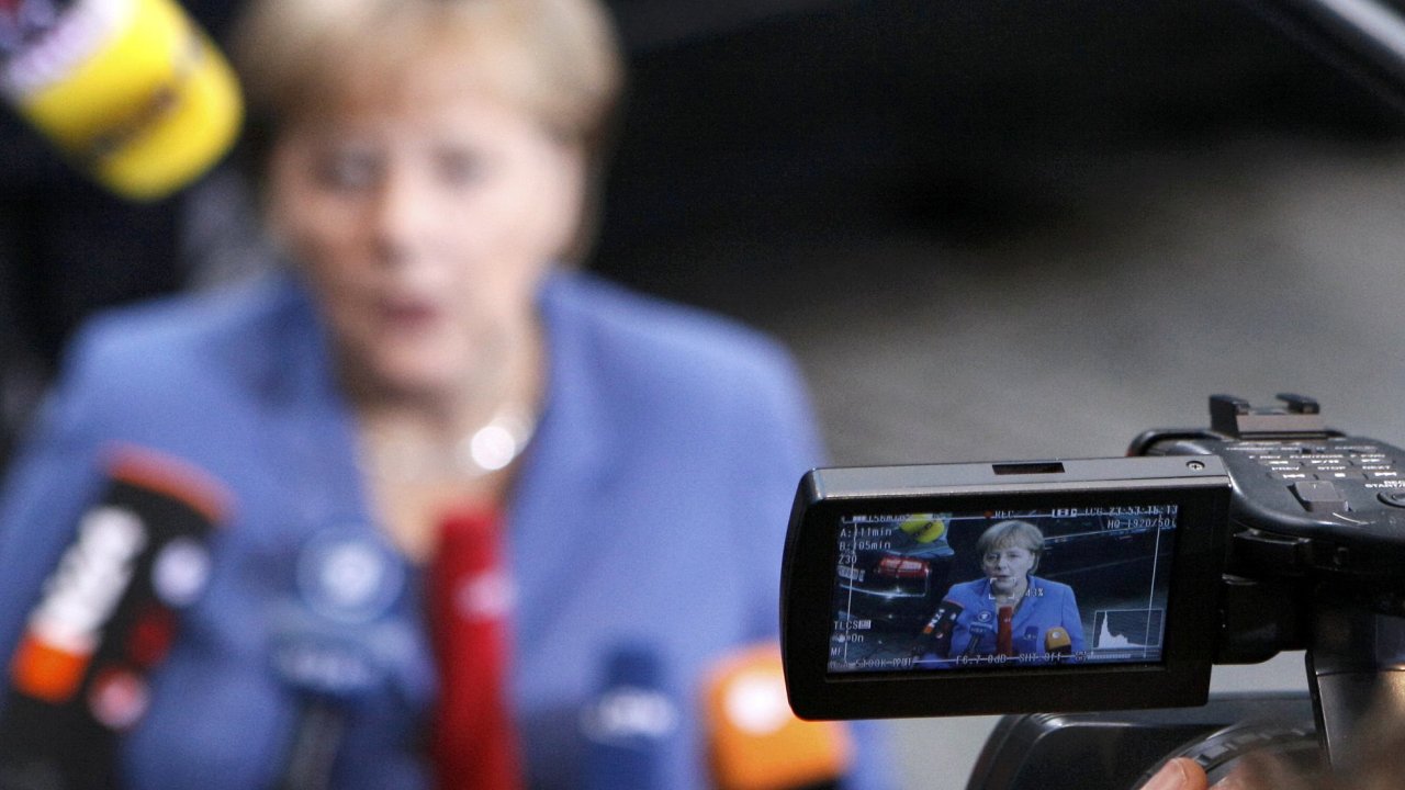 Nmeck kanclka Angela Merkelov v Ruselu odpovd na dotazy novin.