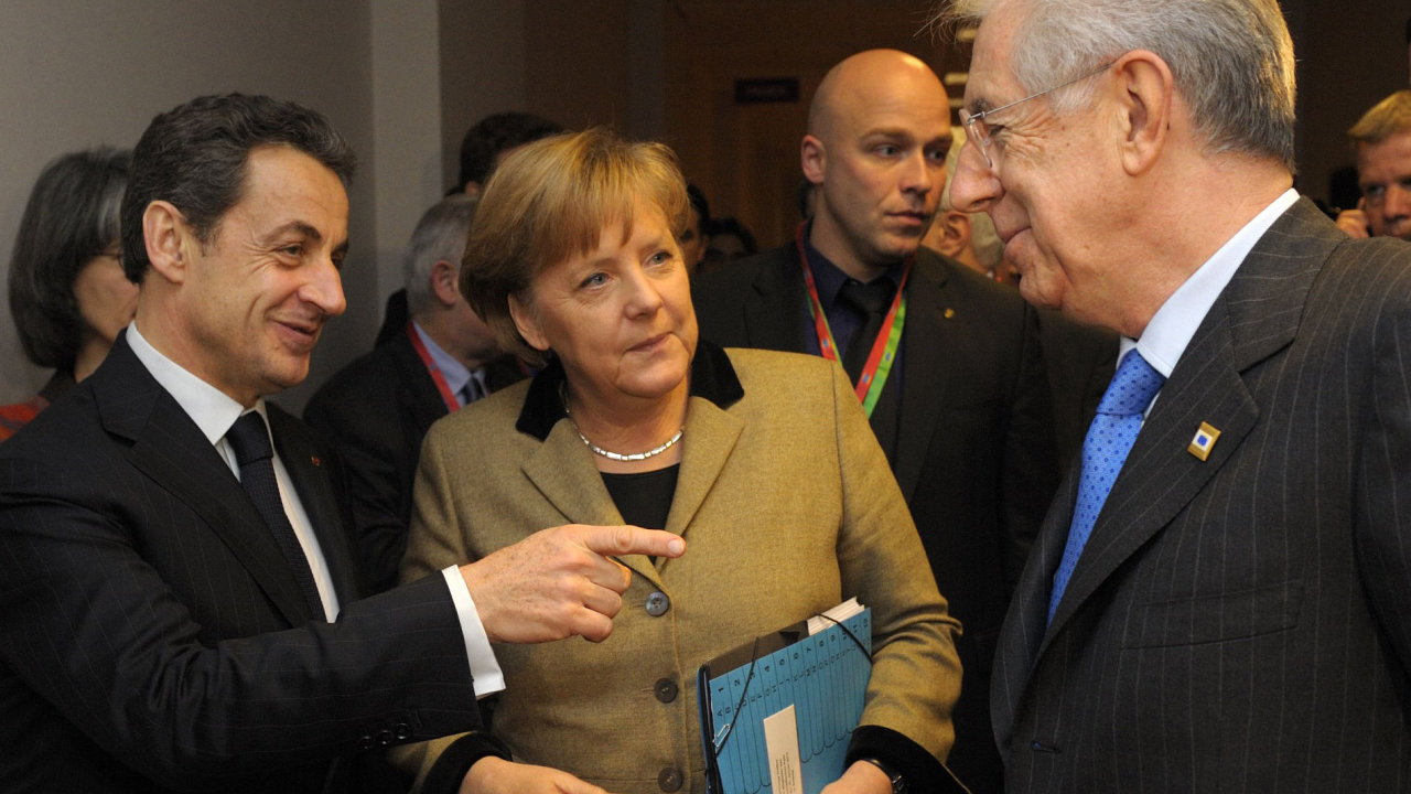 Evropští lídøi jednají. Zleva prezident Sarkozy, kancléøka Merkelová a italský premiér Monti.