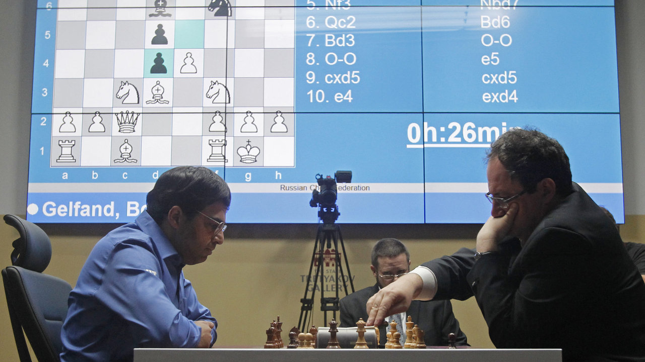 Vivnthn nand (vlevo) a Boris Gelfand