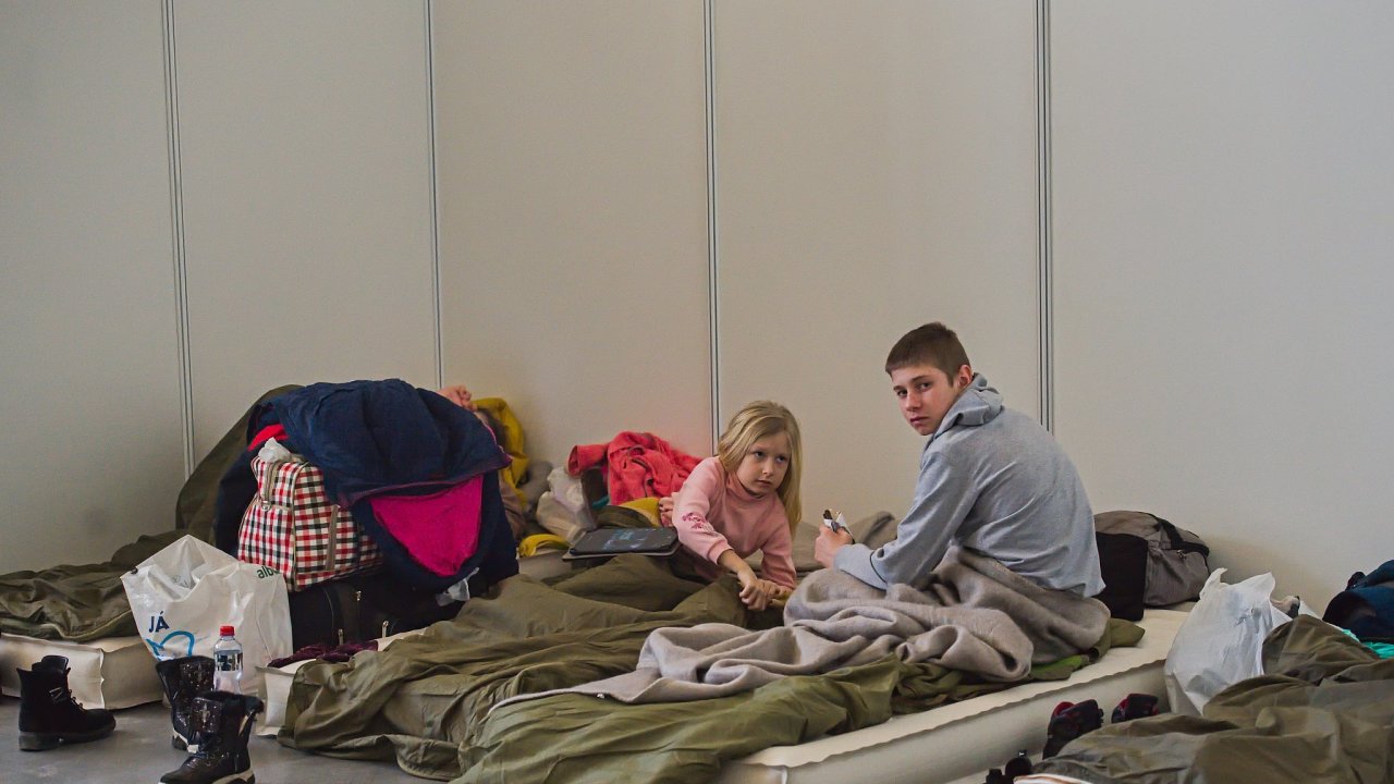 Ukrajinští uprchlíci ubytovaní v pavilonu P na brnìnském výstavišti 12. bøezna 2022.