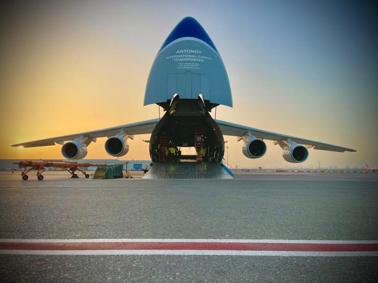 Jedno z nejvìtších nákladních letadel na svìtì pøepravilo 111 tun pomoci ze skladu UNICEF v Dubaji do Polska. Zboží bylo poté pøevezeno kamiony na Ukrajinu.