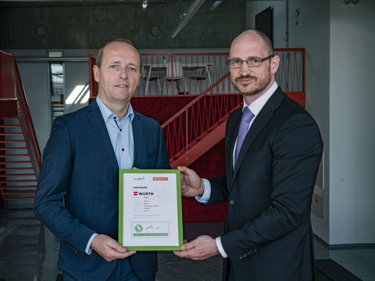 Øeditel obchodu a marketingu Gebrüder Weiss Jan Kodada (vpravo) pøedává certifikát Zero Emissions výkonnému øediteli spoleènosti Würth panu Miloši Horkému.