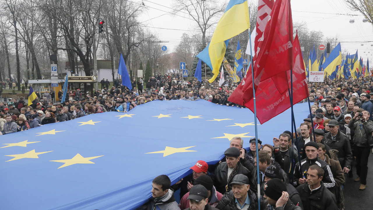 Desítky tisíc demonstrantù pochodovaly centrem Kyjeva s vlajkou Evropské unie