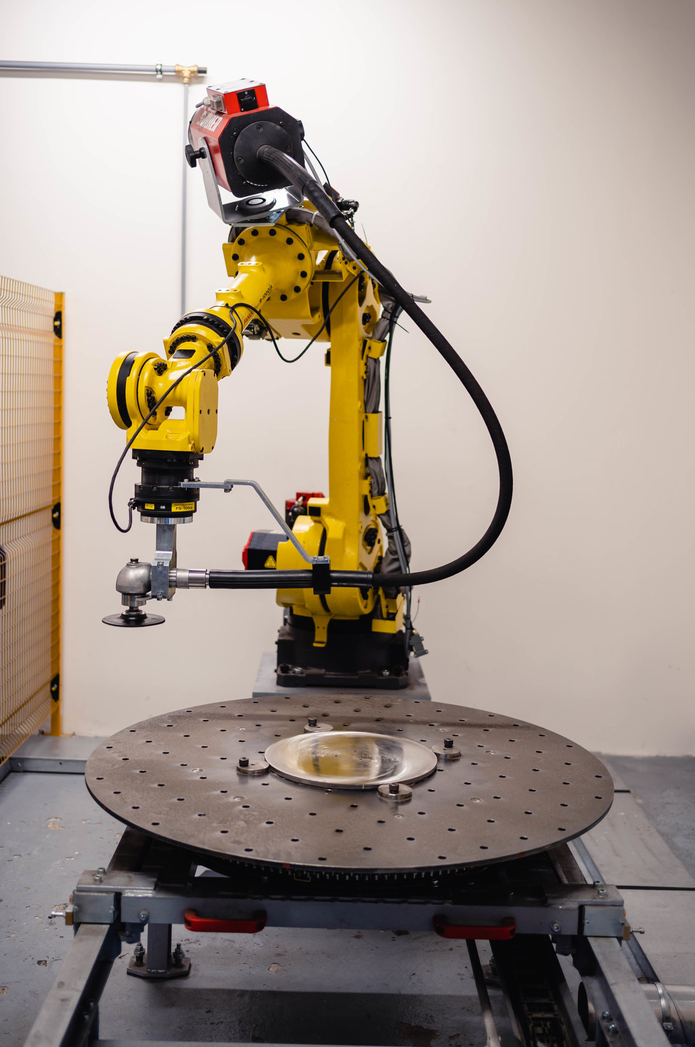 Èást fyzicky nároèných procesù broušení a leštìní ve firmì Frunìk Inox pøevzal robot, který také zaruèí opakovatelnost kvality a produktivity.