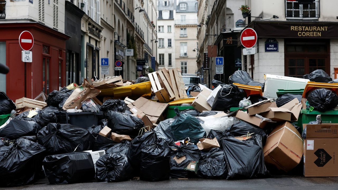 Paøížští popeláøi odmítají, že by mìli jít do dùchodu až v 59 letech a tak stávkují. V ulicích je již pøes 7 tisíc tun odpadkù.