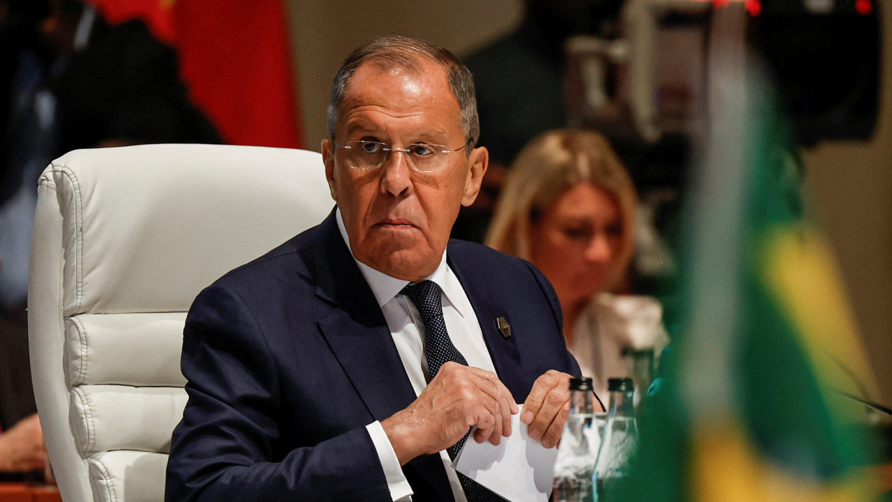 Rusk ministr zahrani Sergej Lavrov, plenrn zasedn bhem summitu BRICS 2023