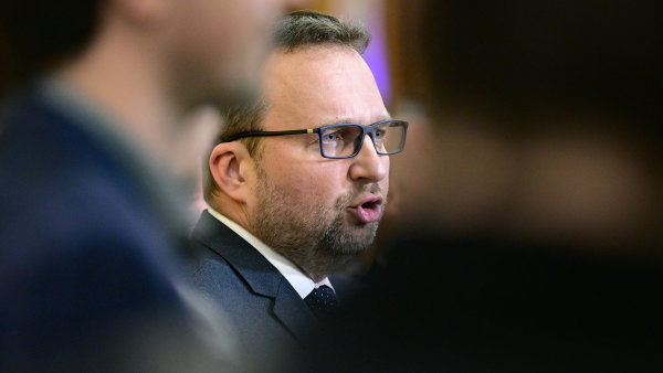Prokrastinace ani modlení lidovcům nepomůže. Hrozí jim osud, který už jedna křesťanská strana v Česku zažila
