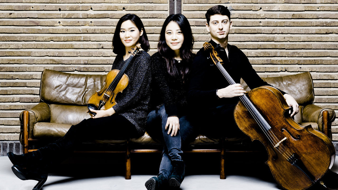 Z.E.N. Trio existuje u deset let. Tvo ho zleva houslistka Esther Yoo, klavristka Zhang Zuo a violoncellista Narek Hakhnazaryan.